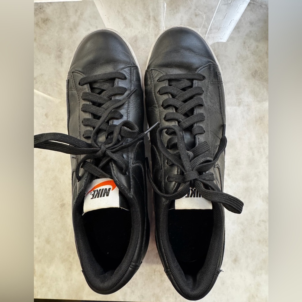 Nike women’s Black Leather Sneakers